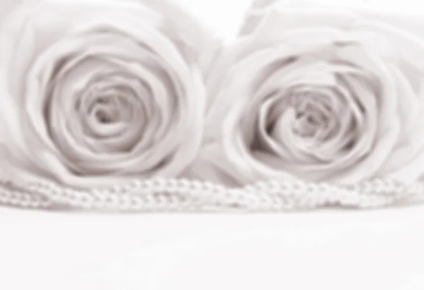 Perles et roses de mariage — Photo