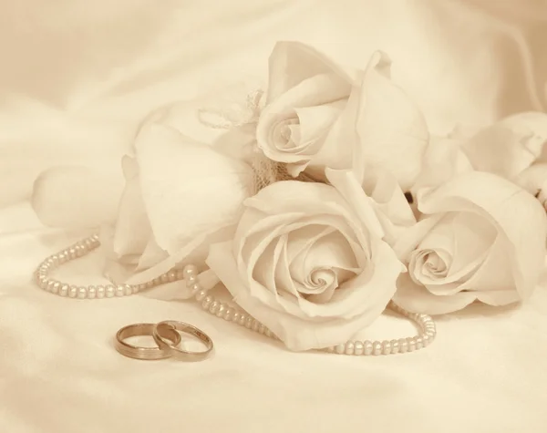 Anillos de boda y rosas — Foto de Stock