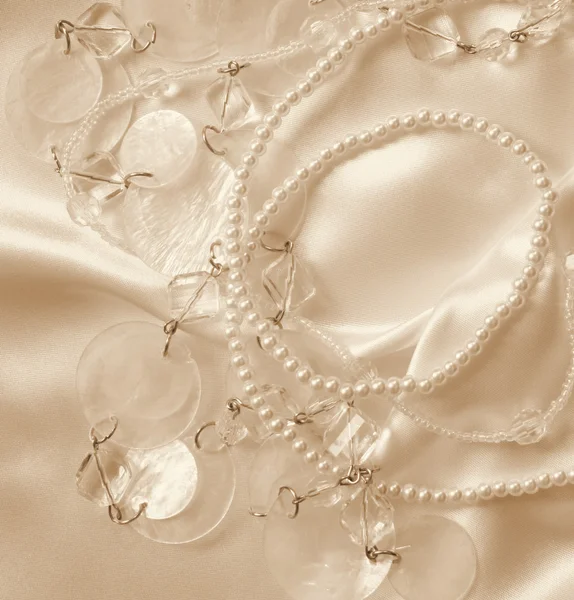 Perlas y abejas nacreas sobre seda o satén como fondo de boda —  Fotos de Stock