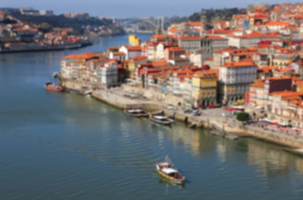 Portugalia. Miasto Porto. Widok na nabrzeże rzeki Douro. W st rozmycie — Zdjęcie stockowe