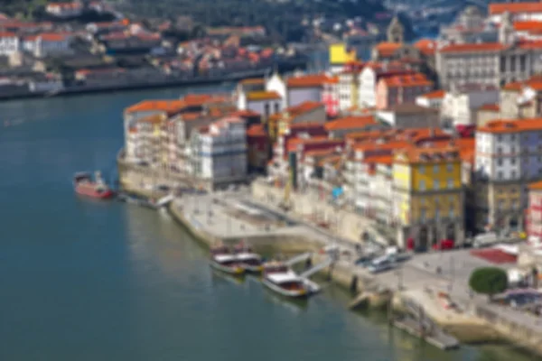 Portugal. Ciudad de Oporto. Vista del terraplén del río Duero. En desenfoque st —  Fotos de Stock