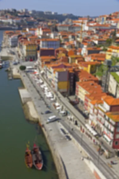 Portugal. Ciudad de Oporto. Vista del terraplén del río Duero. En desenfoque st — Foto de Stock