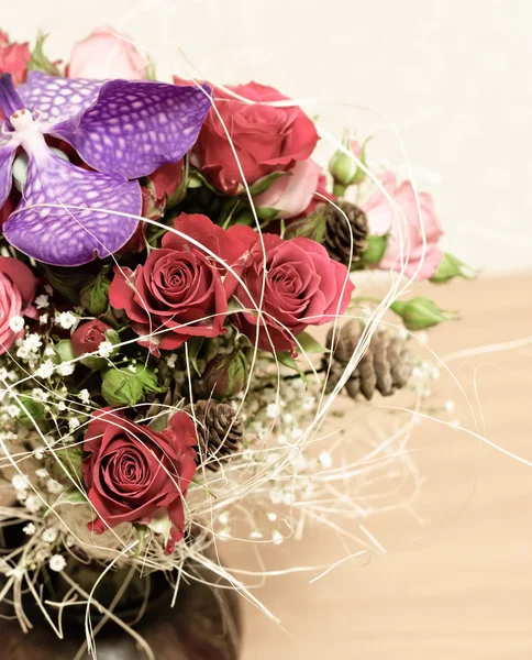 Composição florística de rosas vermelhas e uma orquídea — Fotografia de Stock