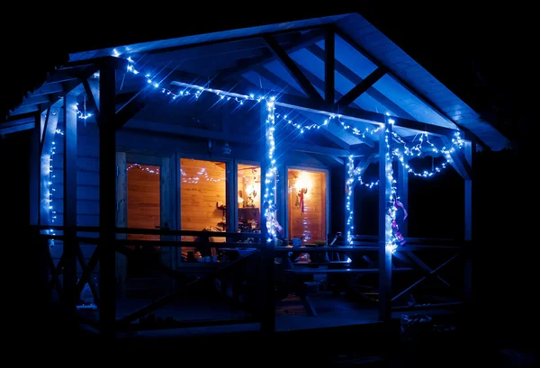 Pequena casa decorada guirlanda de Natal — Fotografia de Stock