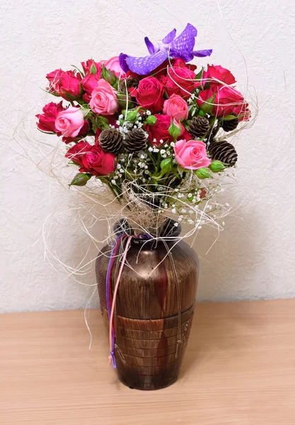 Vaso com rosas e orquídea Vanda — Fotografia de Stock