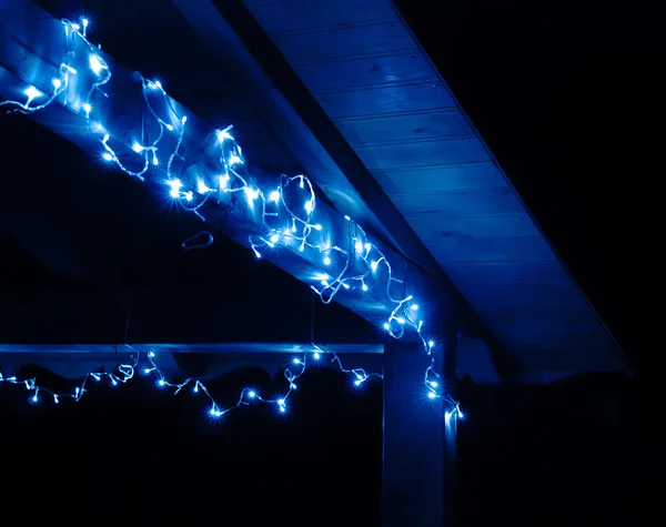 Terraço decorado com LED-guirlanda azul — Fotografia de Stock