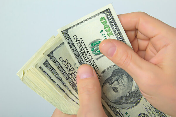 Наличные доллары США в руке
.