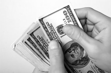 Bize dolar elinde nakit.