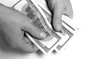 Bize dolar elinde nakit.