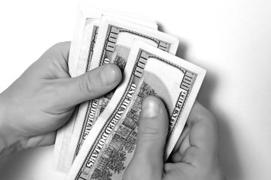 Bize dolar elinde nakit.