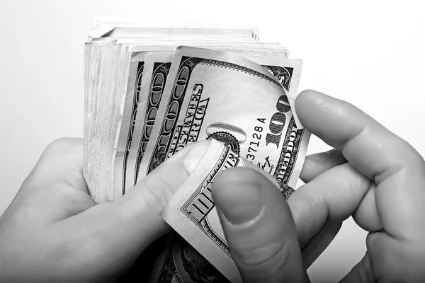 Видача готівки доларах США в руці. — стокове фото