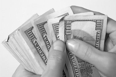 Bize dolar elinde nakit.