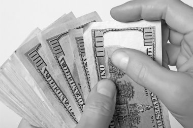 Bize dolar elinde nakit.