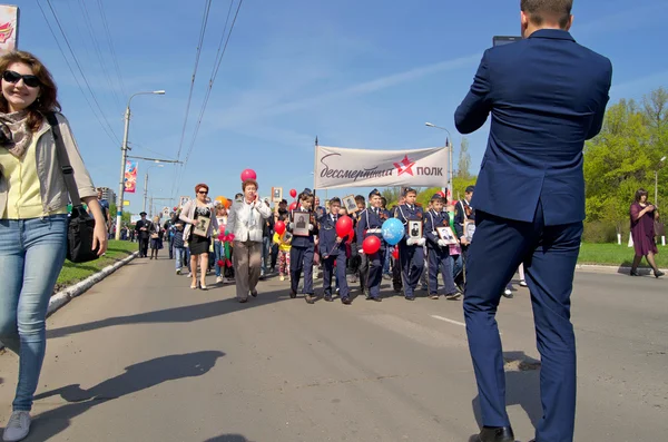 Novocheboksarsk，俄罗斯-2016 年 5 月 9 日 ︰ 庆祝的胜利大街 — 图库照片