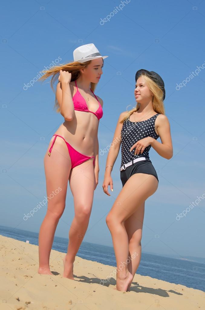 FotosChicas BañoDos Sexy Trajes En Traje De OwknP0
