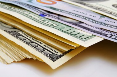 Yüz dolar faturaları bir sürü.