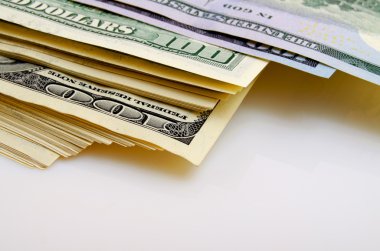 Yüz dolar faturaları bir sürü.