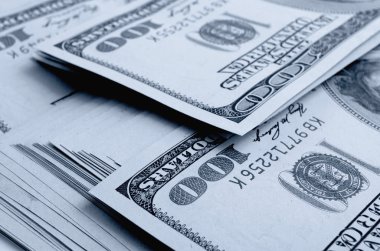 Yüz dolar faturaları bir sürü.