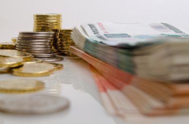 Rus parası ruble sikke ve banknot hafif bir arka plan üzerinde.