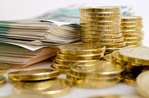 Российские рублевые монеты и банкноты на светлом фоне
.