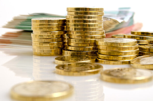 Российские рублевые монеты и банкноты на светлом фоне
.