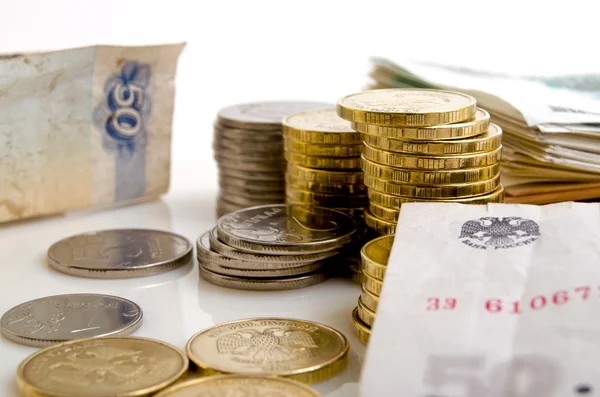 Российские рублевые монеты и банкноты на светлом фоне . — стоковое фото