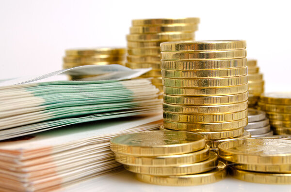 Российские рублевые монеты и банкноты на светлом фоне
.