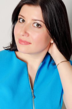 Mavi gülümseyen esmer.