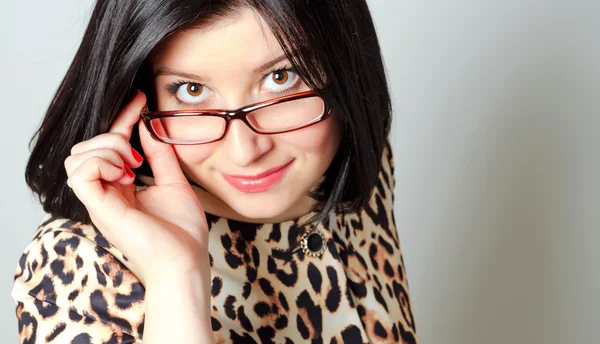 Hermosa mujer sonriente con gafas . —  Fotos de Stock