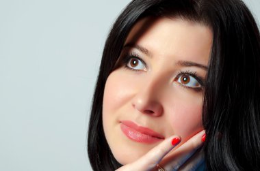 Güzel bakımlı kadının yüzüne.