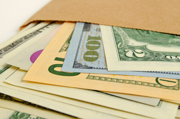 Деньги в конверте.