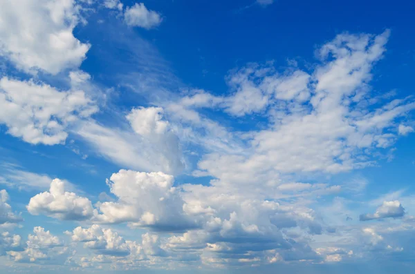 Blå himmel med moln. — Stockfoto