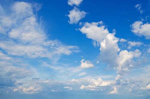 Cielo blu con nuvole. — Foto Stock