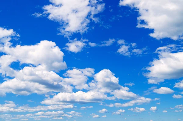 Blå himmel med moln. — Stockfoto