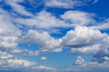 Bulutlu mavi gökyüzü.