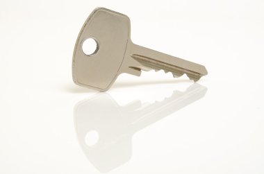 Hafif bir arka plan üzerinde bir anahtar.