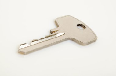 Hafif bir arka plan üzerinde bir anahtar.