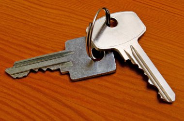 Anahtarlar masanın üzerine bir sürü.