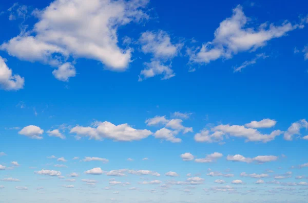 Blå himmel med moln. — Stockfoto