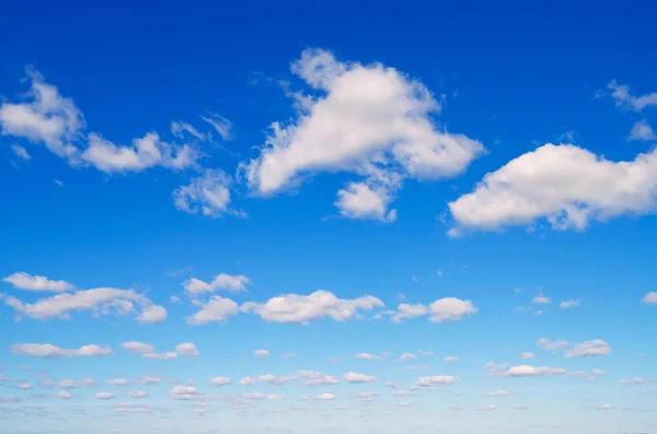 Blå himmel med moln. — Stockfoto