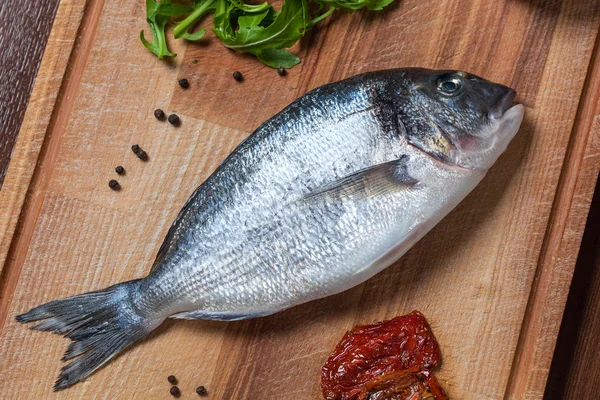 Свіжа неварена риба дорадо з інгредієнтами крупним планом — стокове фото