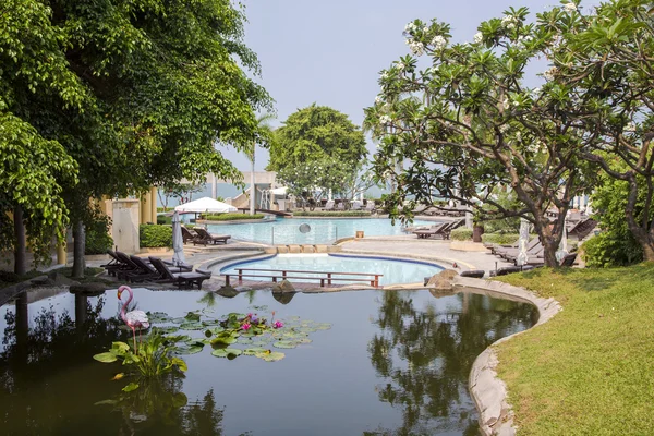 Moderna poolen med klart turkost vatten — Stockfoto