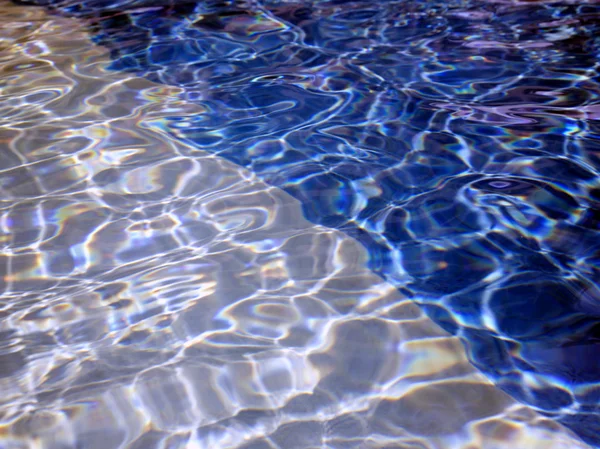 Двокольорові тони води в басейні — стокове фото