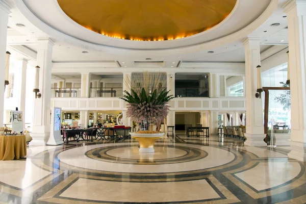 Modern luxury lobby interior in hotel Dusit Thani — Stock Photo, Image