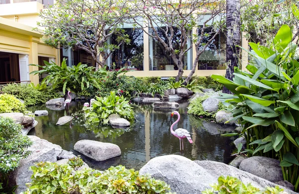 Piscine décorative dans un beau jardin tropical — Photo