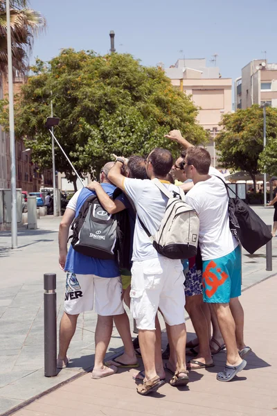 Щасливі друзів, приймаючи колективної selfie — стокове фото