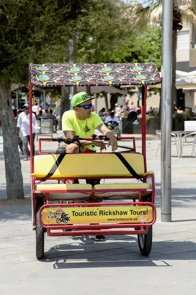 Riksza rowerowa przy ulicy Barcelony — Zdjęcie stockowe