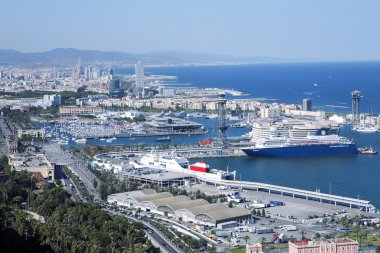 Montjuic hill Olimpiyat limandan görünümü