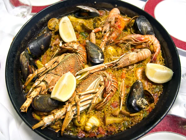 İspanyol paellası ve deniz ürünleri. — Stok fotoğraf