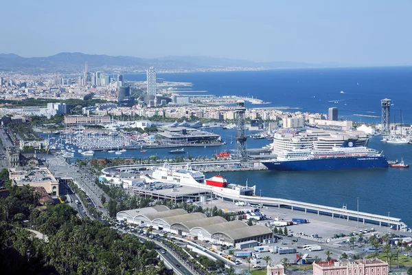 Una vista del puerto olímpico desde la colina de Montjuic — Foto de Stock